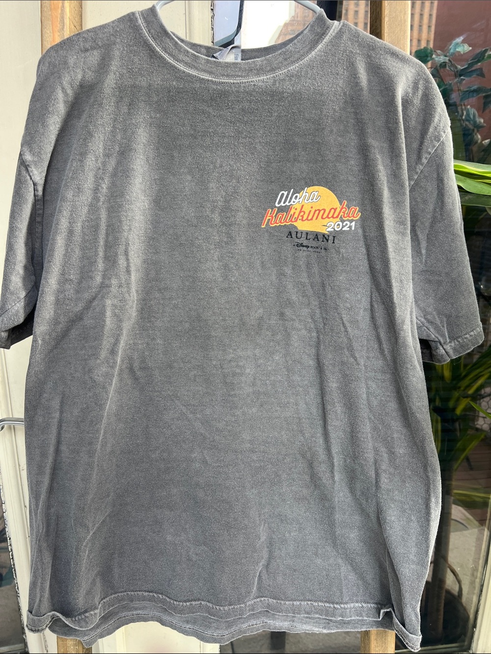 Aulani Aloha Kalikimaka 2021 Short-Sleeve Tee in Charcoal Gray